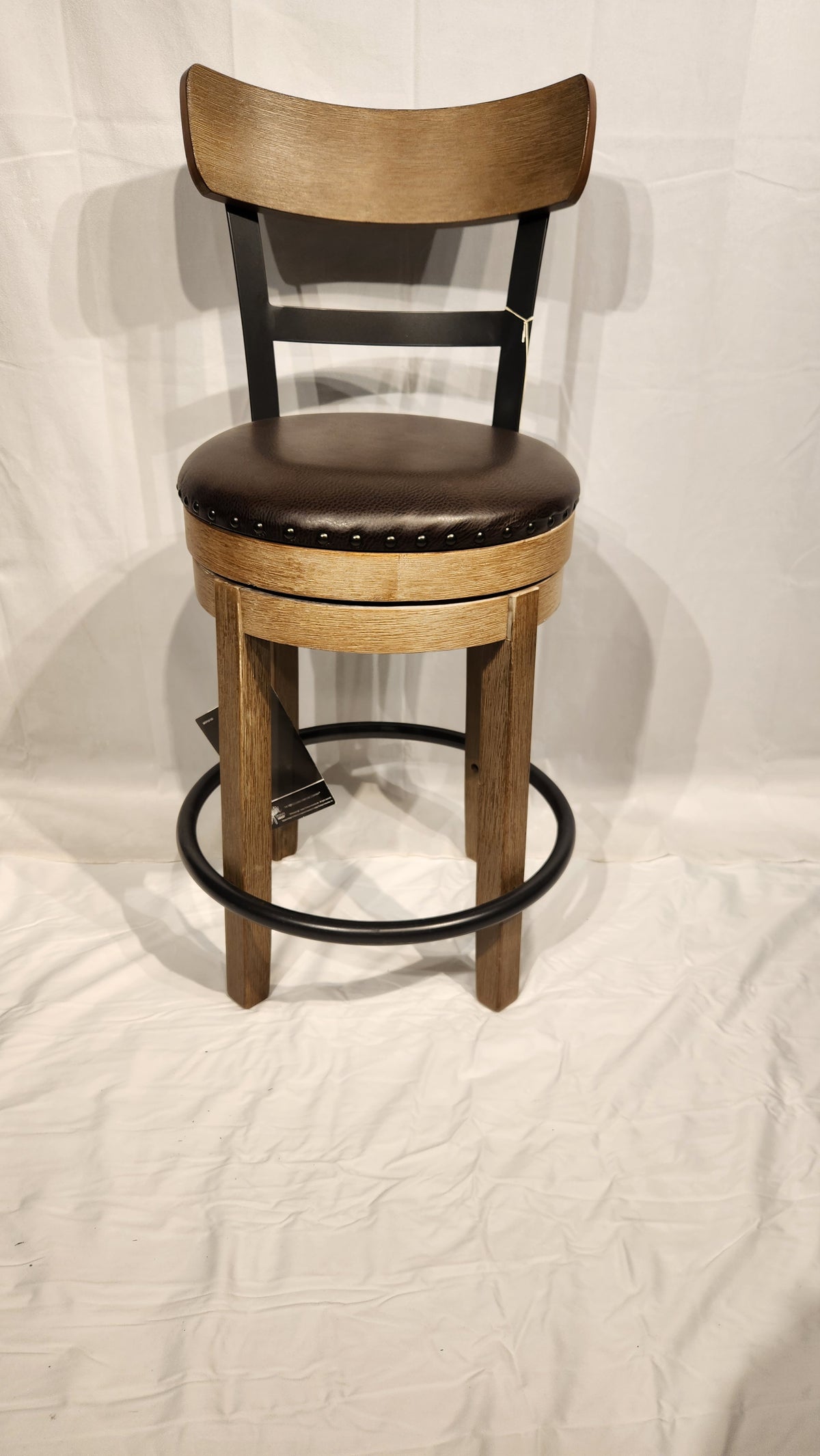 D542 Pinnadel Counter Height Bar Stool