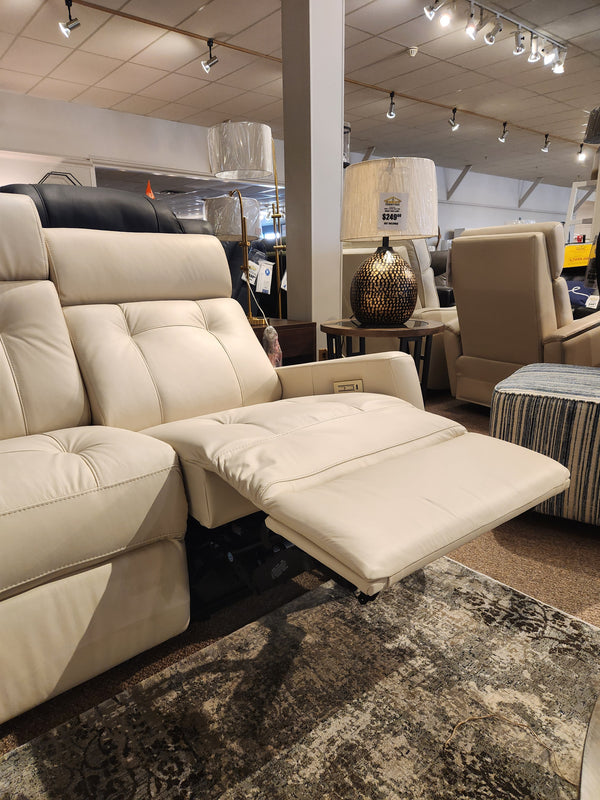 Palliser's 42204 West Coast Power Reclining Loveseat features a reclining footrest and contemporary styling.