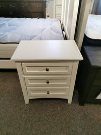 BB29 Bonanza White Nightstand by Vaughan Bassett, placed on carpet between beds, embodies a modern transitional style.